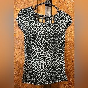 Rue21 women medium grey cheetah print T- shirt